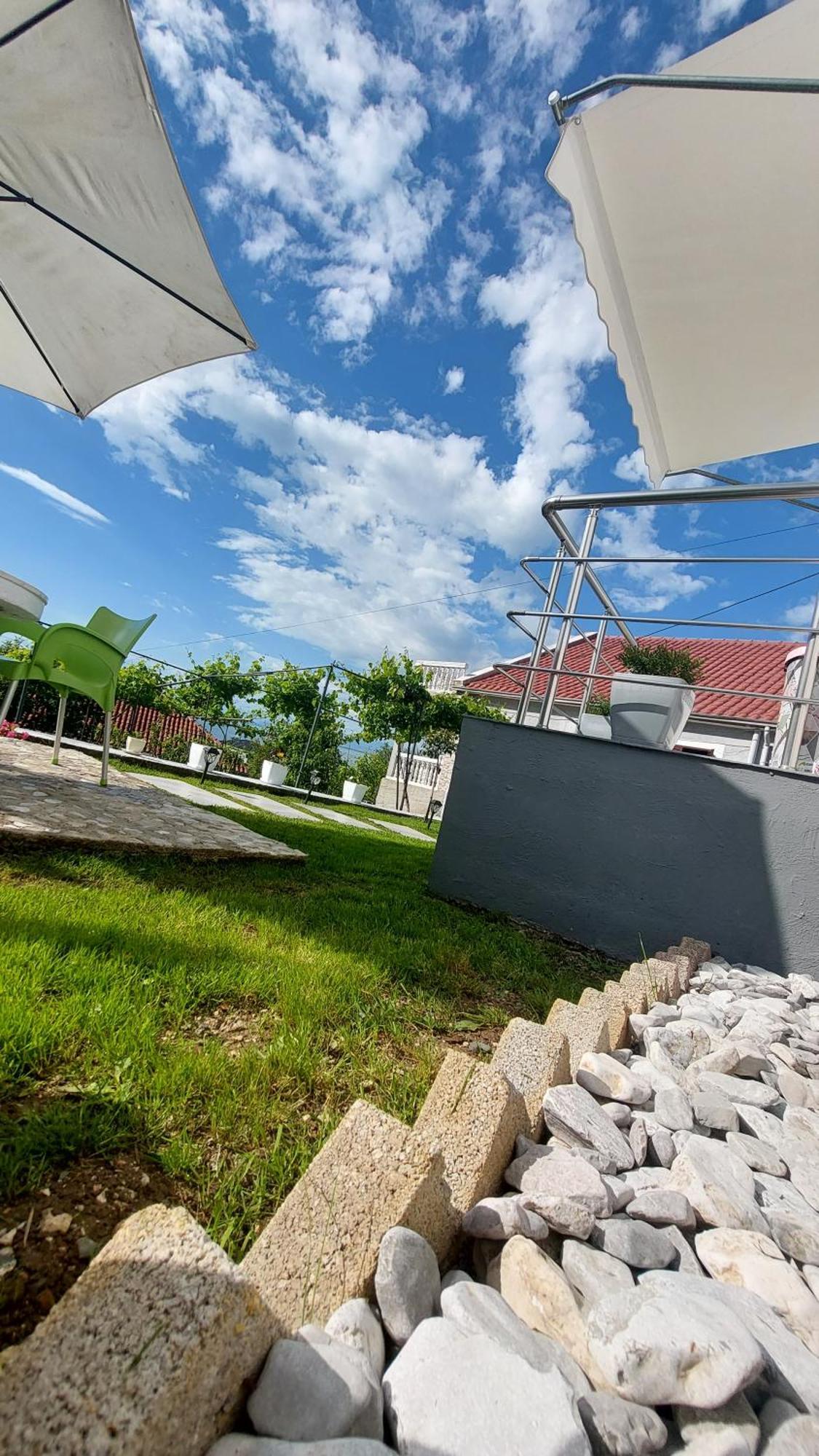 R&R Gesthouse Hotel Shiroka Ngoại thất bức ảnh